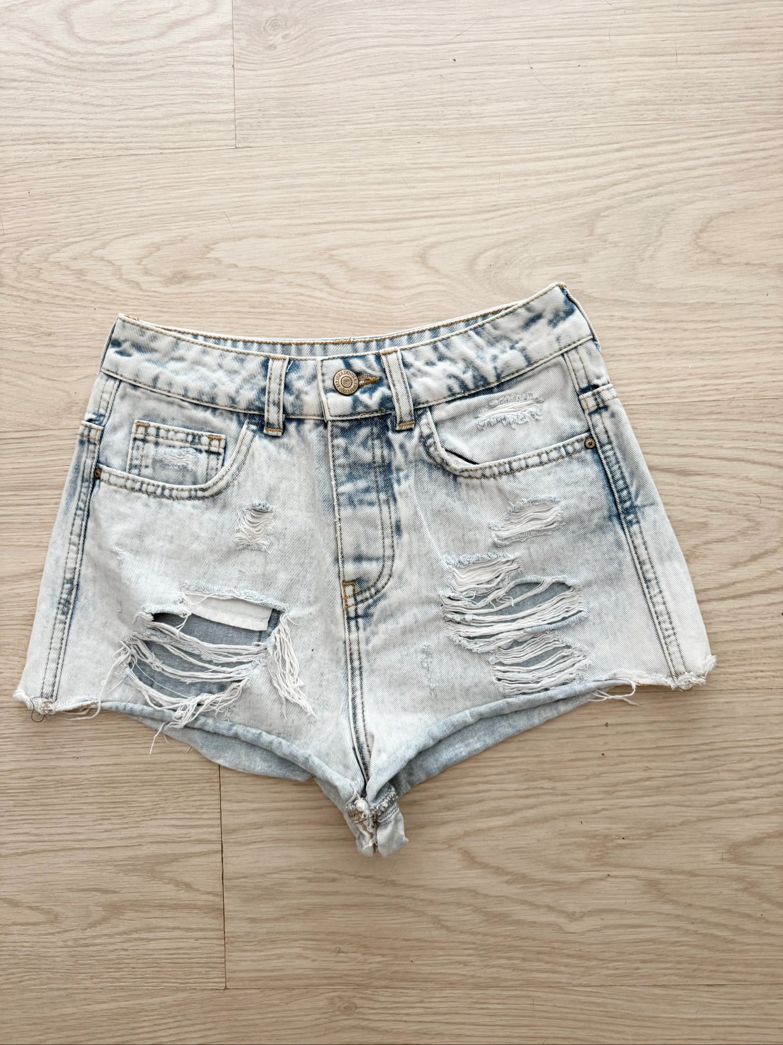 Short en jean bleu clair troué bershka taille 34 XS 